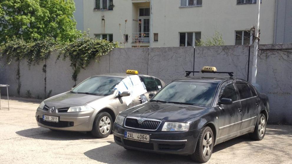 V těchto vozech jezdili zavraždění taxikáři - 1