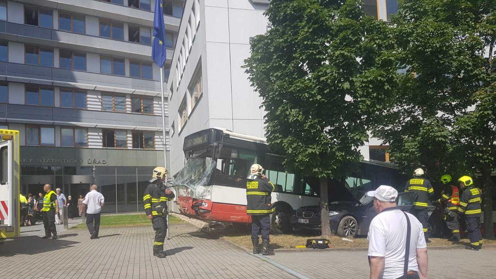 Nehoda autobusu a dvou aut v Praze - 5