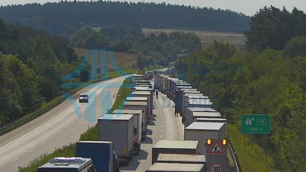 Dopravní nehoda na D5 komplikuje dopravu (2)