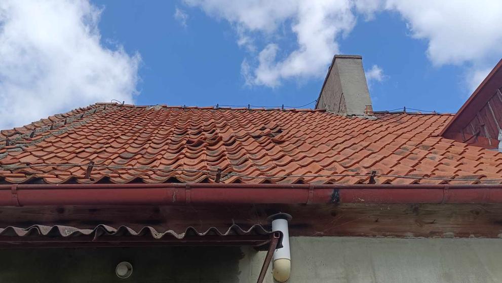 Polský MIG překročil rychlost zvuku. Poškodilo to střechy, pilot je mimo službu (3)