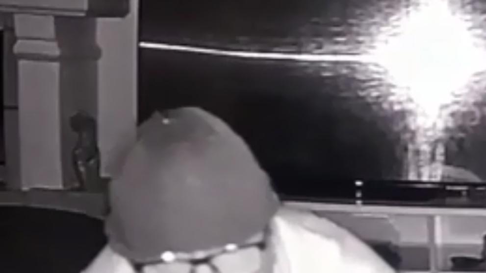Pátrání po muži, který v noci sleduje spící obyvatele (4)