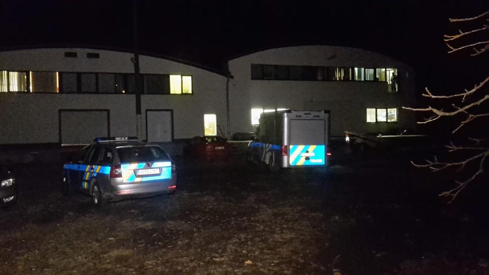 Policie vyšetřuje násilnou smrt dvou mužů na Pardubicku