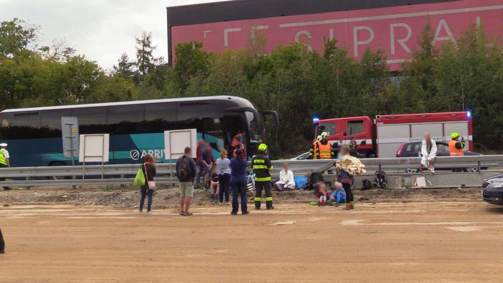 Nehoda autobusu a kamionu na D11 - 2