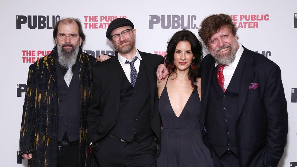 Zleva Steve Earle, Erik Jensen s manželkou a Oskar Eustis, 3. 4. 2020