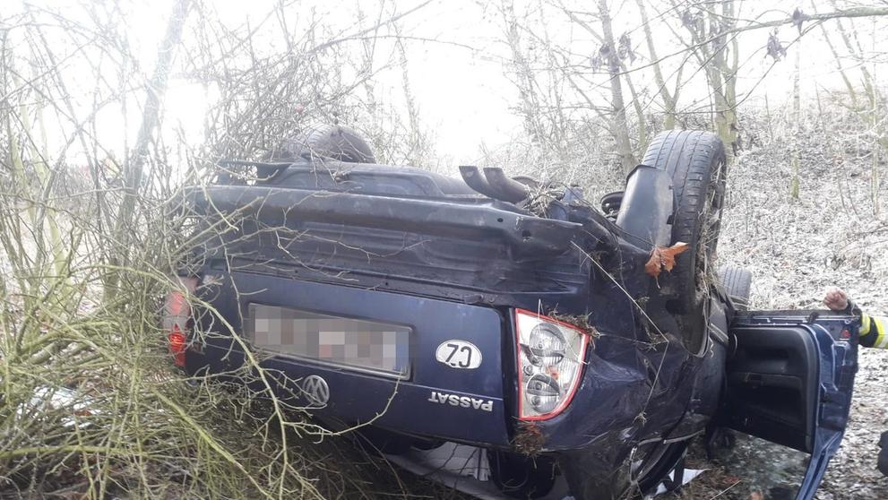 Nehoda automobilu u sjezdu na Slaný - 1