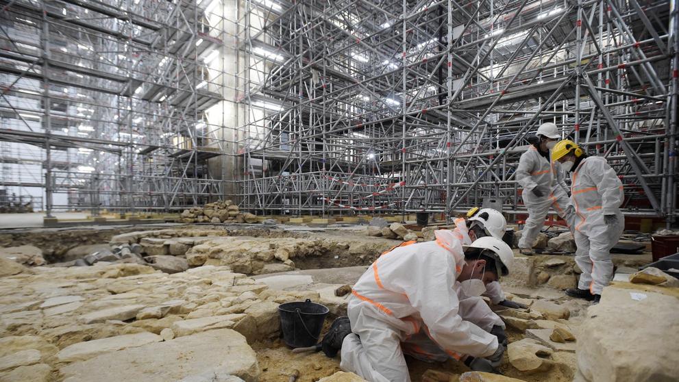 Archeologové v katedrále Notre Dame