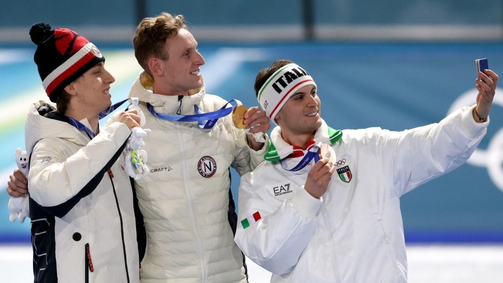 Metoděj Jílek (vlevo) při pořizování selfie se stříbrnou medailí