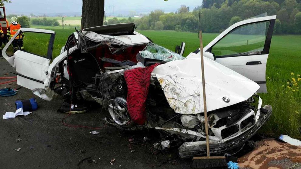 BMW narazilo u Moravské Třebové do stromu - 2