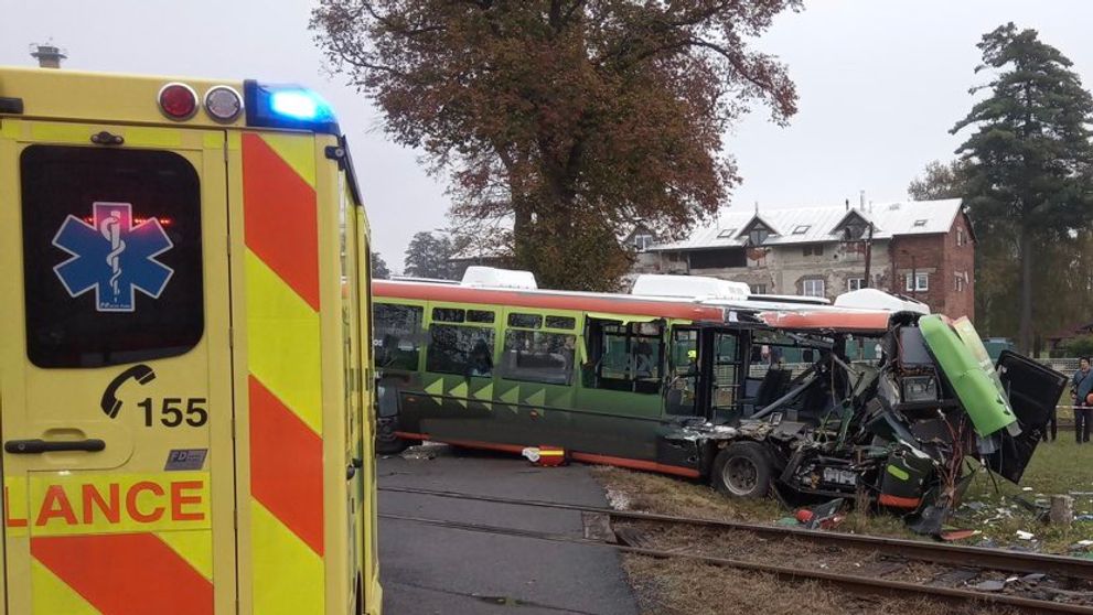 Srážka vlaku s autobusem ve Vrchlabí