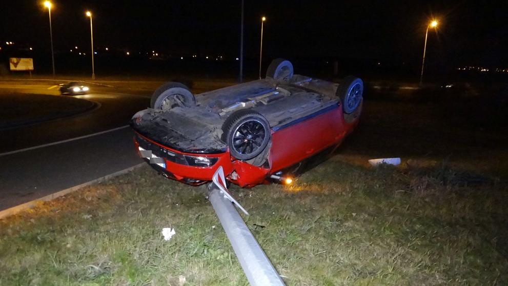 Fabia skončila na střeše, opilý řidič se spolujezdcem v nemocnici