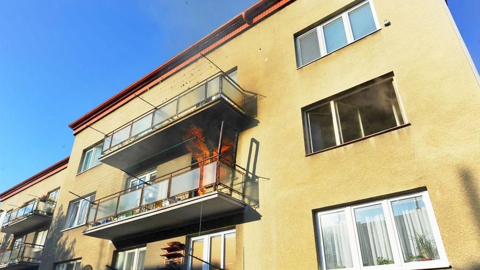 V pražských Kbelích hořel byt! Hasiči zachránili 10 lidí a 4 mazlíčky!