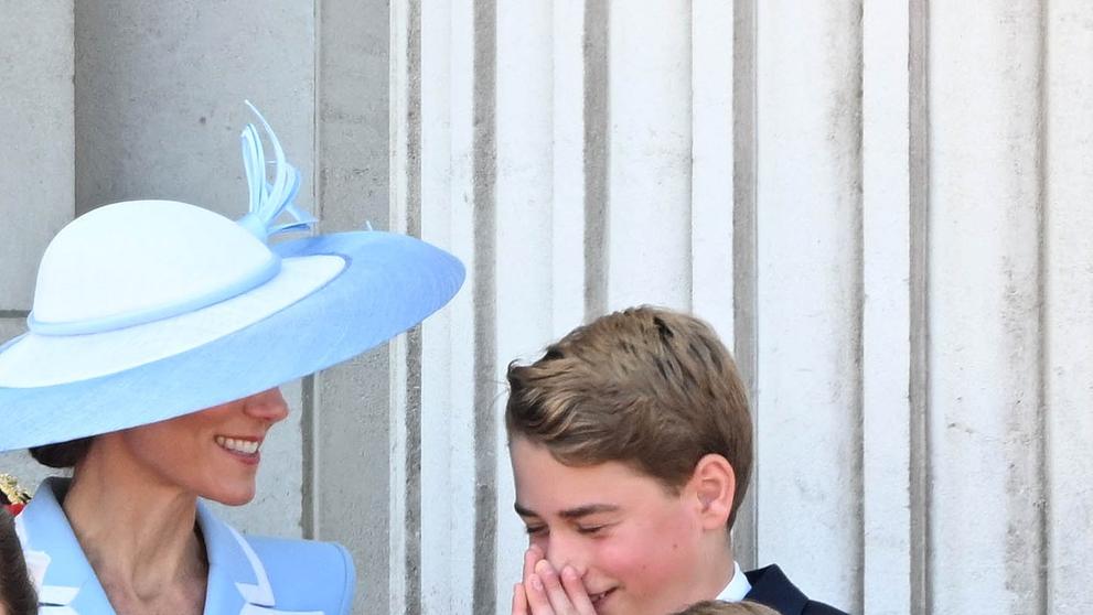 Princ George neudržel kýchnutí