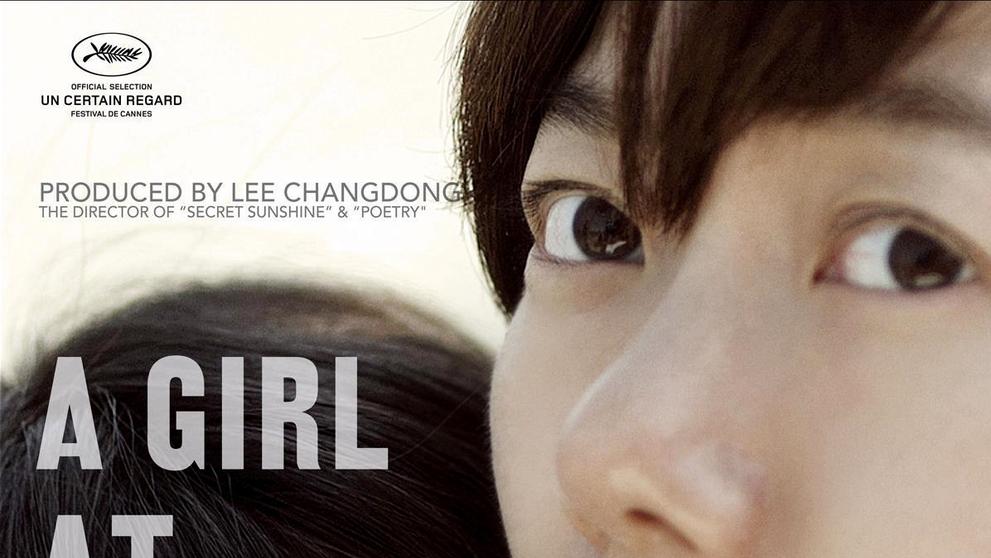 Kim Sae-ron a Doona Bae na plakátu filmu Dívka u mých dveří, 2014
