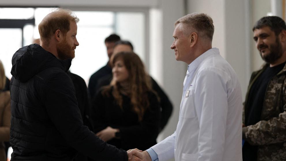 Princ Harry navštívil v ukrajinském Lvově kliniku pro zraněné vojáky a civilisty, 10. 4. 2025 (4)