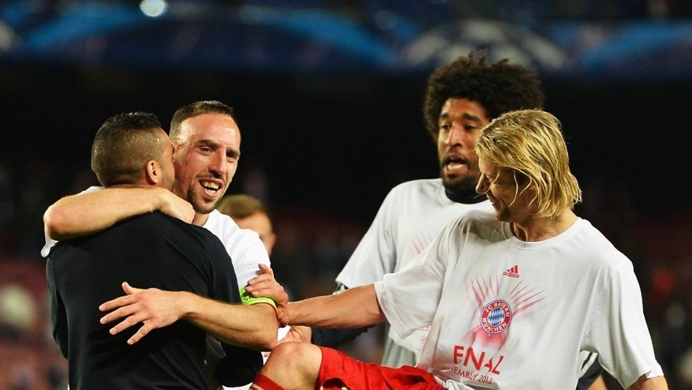 Fanoušek vtrhl na hřiště a vrhnul se na Franka Ribéryho z Bayernu. - 3