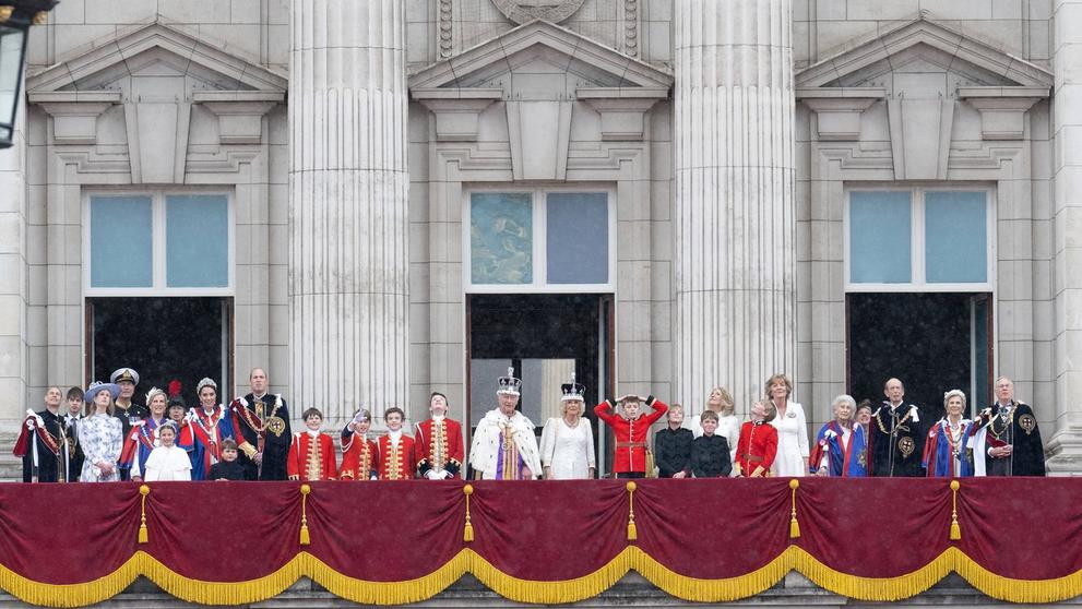 Královská rodina na balkoně Buckinghamského paláce