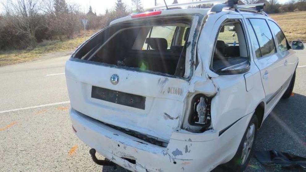 Motorkář narazil zezadu do osobního auta