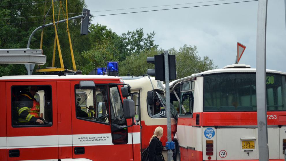 Srážka tramvaje s autobusem na Barrandově - 3