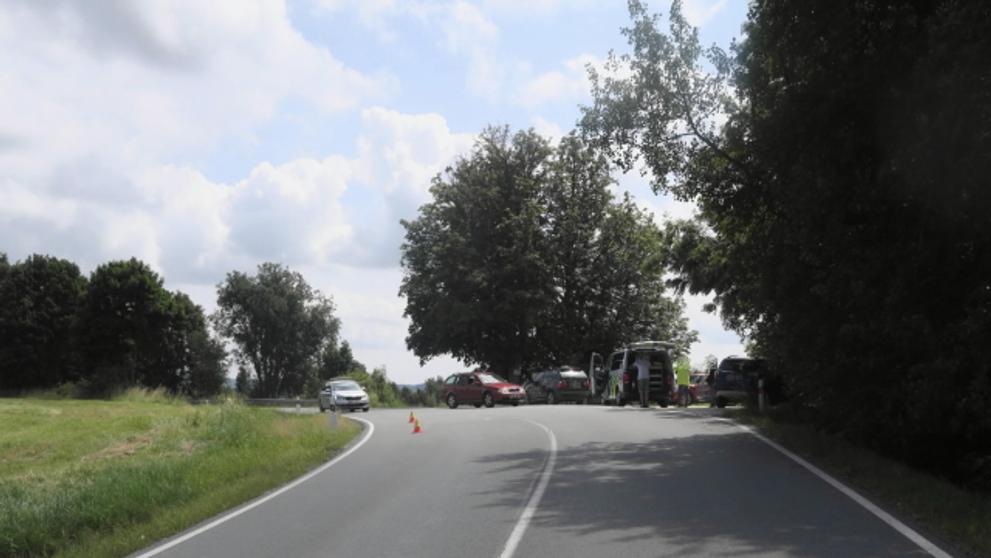 Muž měl autem najet do dvou osob v obci Krásno - 2
