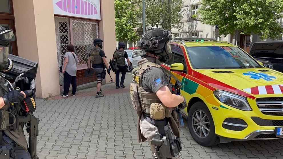 Policisté hledali násilníka, po vstupu do bytu jednoho z nich zranil výbuch - 8