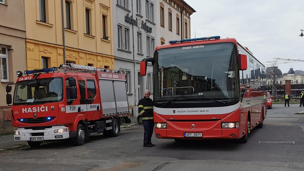 Útok s nožem a požár v Plzni