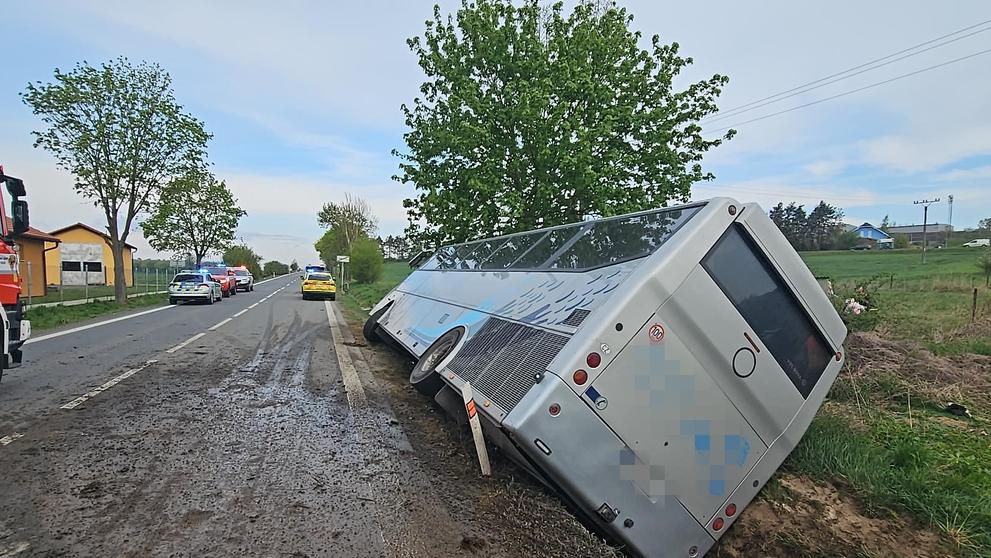 Dopravní nehoda autobusu na Příbramsku (3)