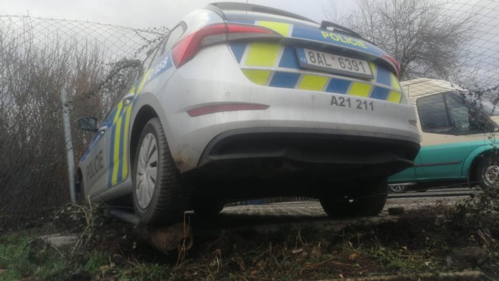 Policejní auto v Praze vyletělo ze silnice (3)