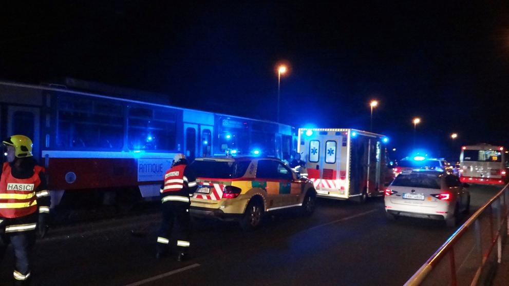 Tramvaje v sobě zůstaly zaklíněné, zranění utrpěl jen řidič ve zničené kabině
