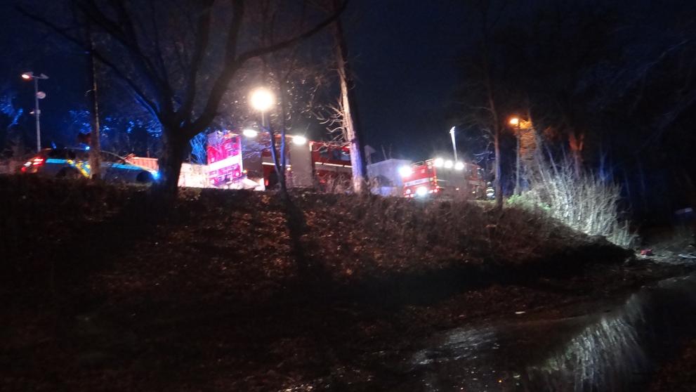 Hasiči vytáhli auto jeřábem, tělo ohledal koroner v policejním stanu