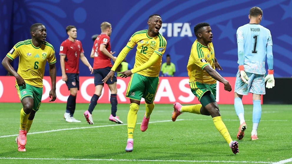 Fotbalisté JAR se radují z vyrovnání proti Česku na MS
