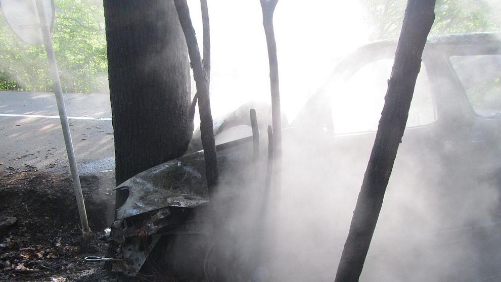 Auto začalo po nárazu do stromu hořet
