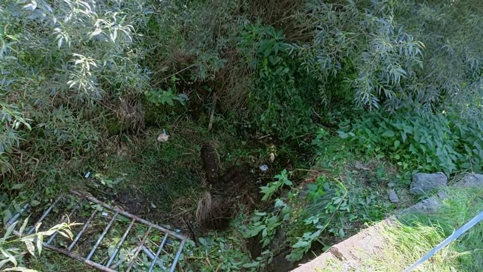 Dělníci se zřítili z mostu do strže, letěl pro ně vrtulník - 1