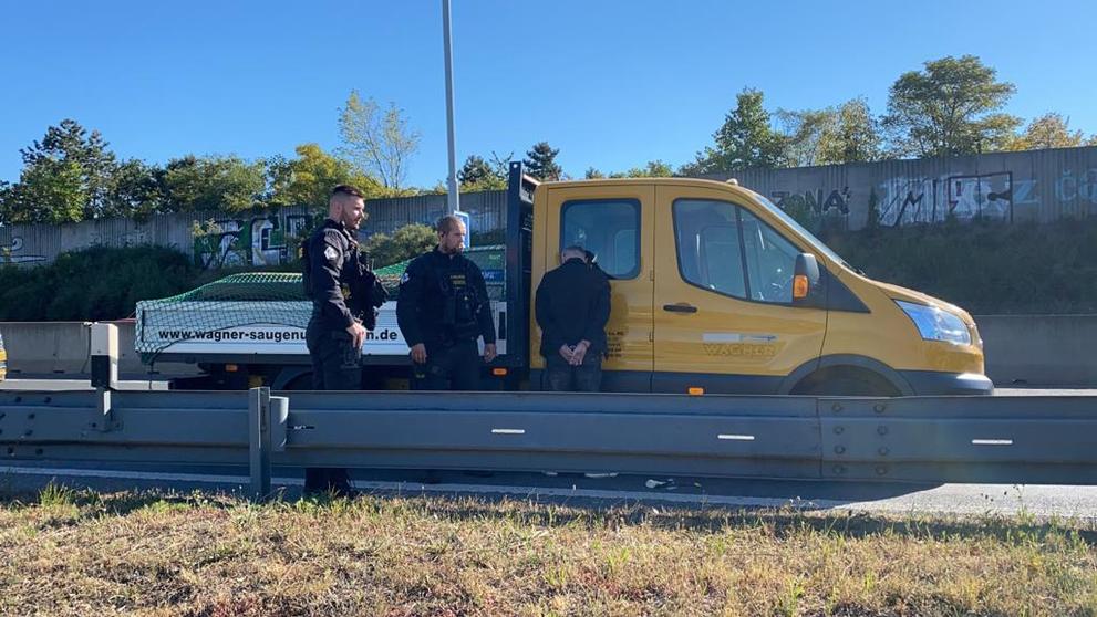 Policisté zadrželi kradené dodávky v Praze - 2