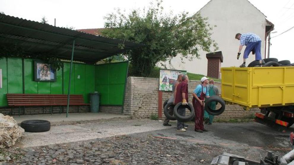 Muž zablokoval zastávku MHD pneumatikami