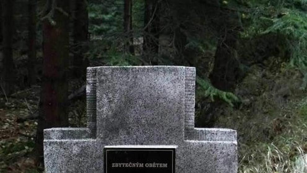 Zničený Pomník zbytečným obětem u Kytlic na Děčínsku - 4