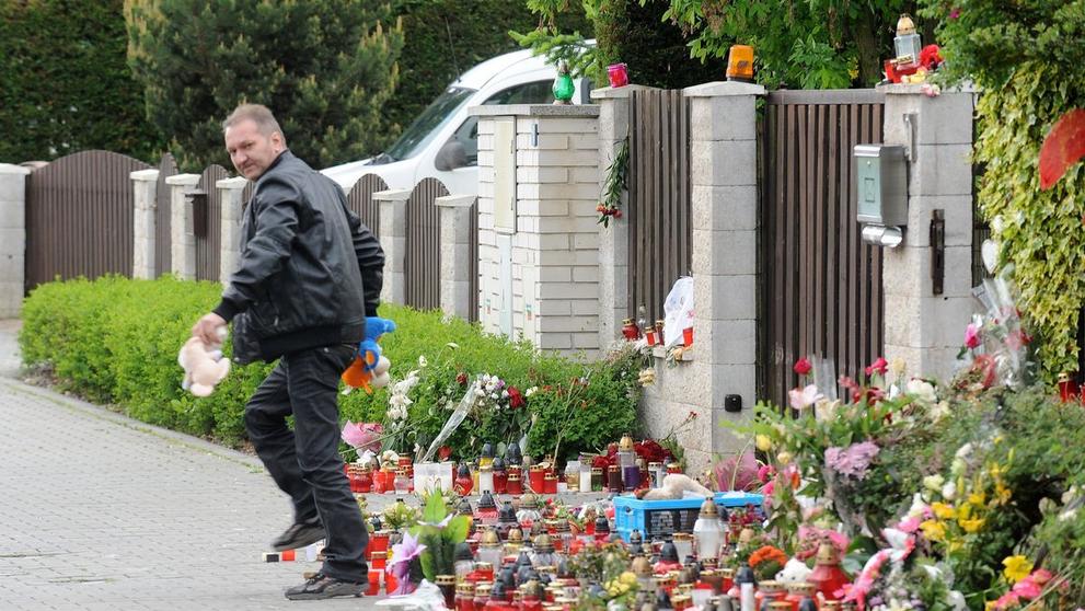 Rychtářův kamarád Standa uklízí květiny a svíčky od domu Bartošové - 1