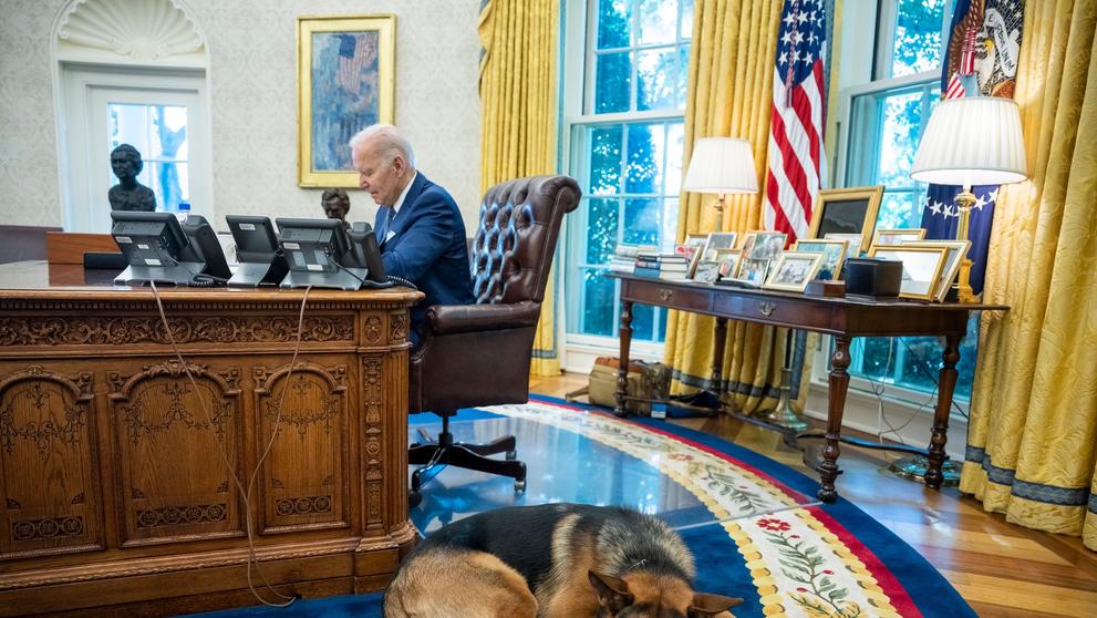 Prezident Joe Biden se svým psem Commanderem (2)