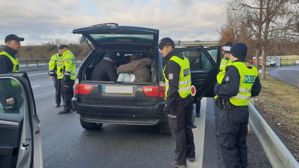 Řidič ujížděl s autem plným imigrantů - 2
