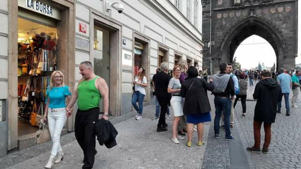 Jiří Kajínek s přítelkyní na procházce Prahou