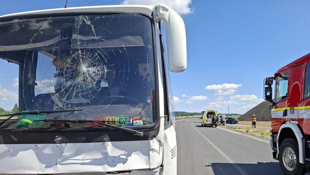 Nehoda autobusu a auta na Olomoucku