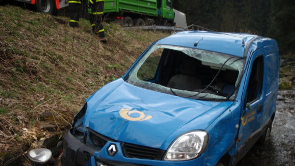 Poštovní auto skončilo po nehodě v potoce