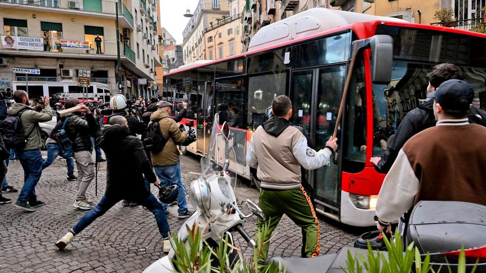 Fanoušci Neapole zaútočili také na autobus veřejné dopravy