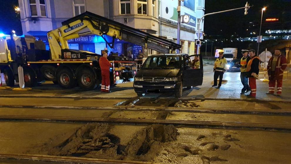 Auto v Praze zapadlo do betonu