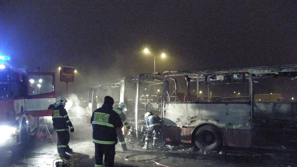 V pražských Kobylisích téměř shořel autobus MHD-2