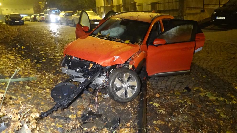 Elektromobil se odrazil od stromu zpět na silnici