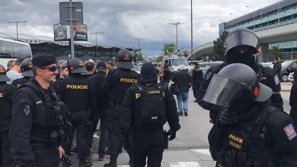 Demonstrace taxikářů na letišti Václava Havla - 3