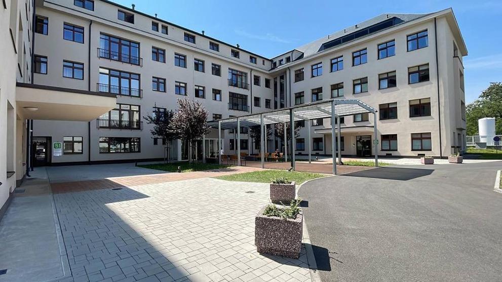 Auta ochranné služby v areálu nemocnice (4)