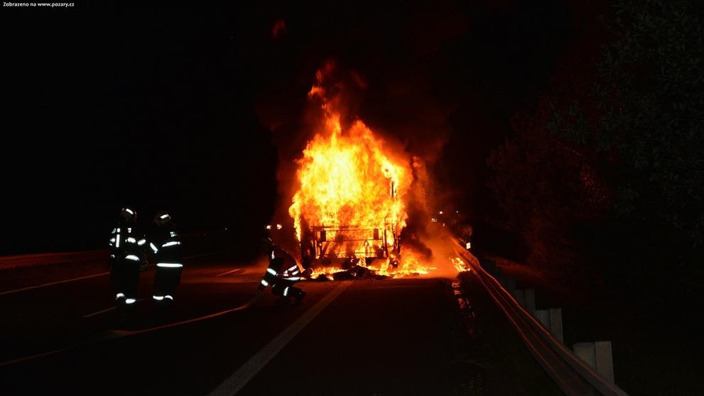 Autobus začal na dálnici D10 hořet - 2