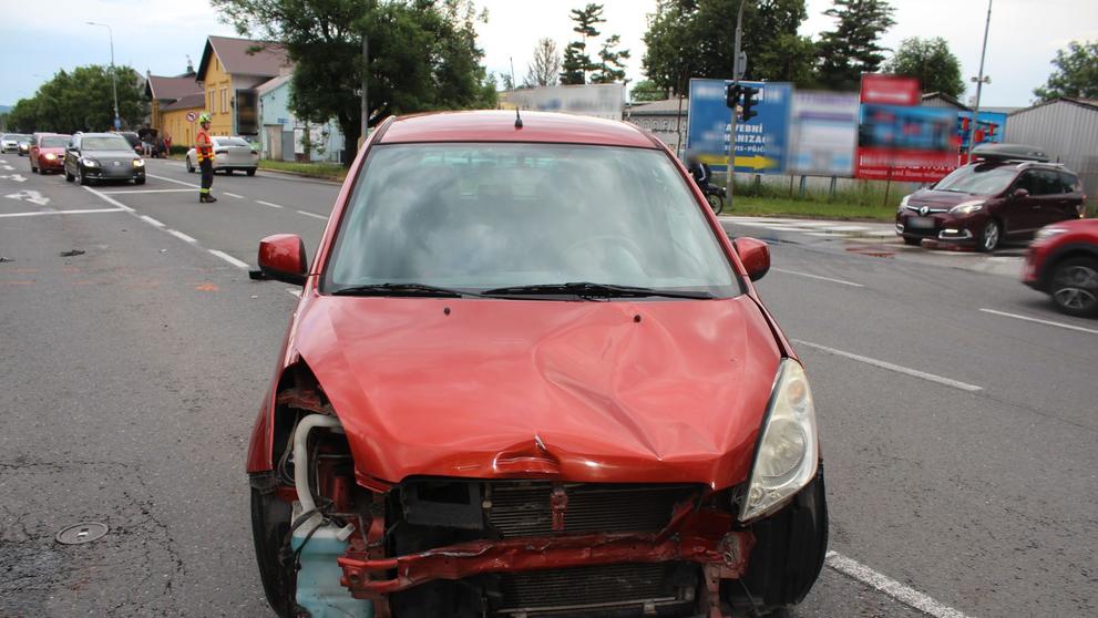 Řidička nerespektovala dopravní značku a srazila motorkáře (1)