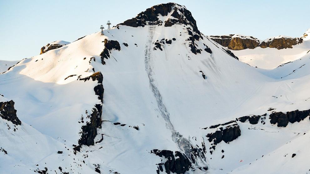 Lavina zsmetla lyžaře v Crans-Montana - 2